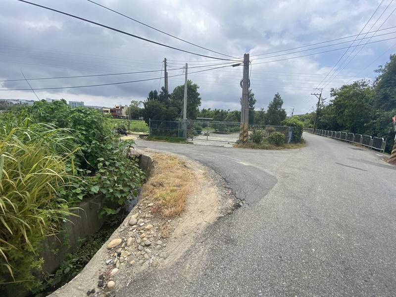 大雅區上山五路與上山五路55巷交叉口彎道路面破損，造成機車騎士行經易「犁田」跌倒受傷。（周永鴻服務處提供）