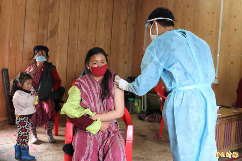 生活在偏遠山區的不丹半遊牧民族一名婦女20日接種第二劑武漢肺炎疫苗。（歐新社）（記者管淑平攝）