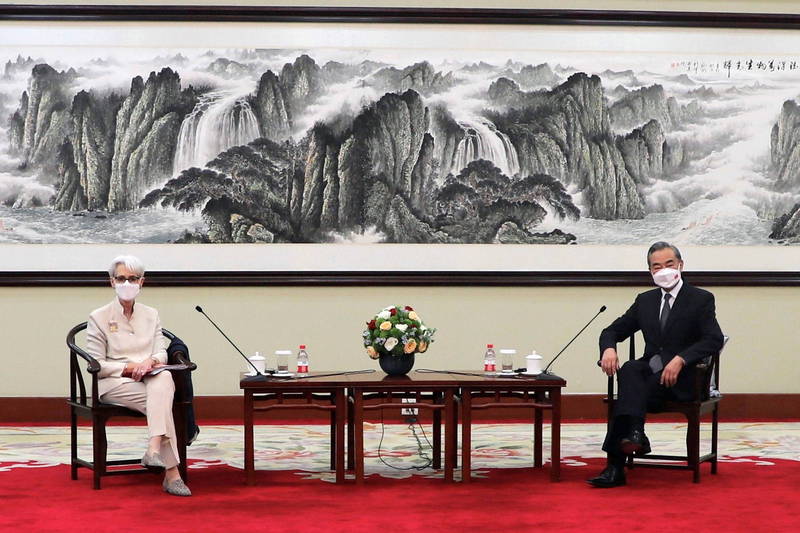 26日中国外交部长王毅在天津会见美国副国务卿雪蔓，中方怒批美国对人权议题伪善，美方则指中国是一名「正在颠覆国际规范的局外人」。（路透）(photo:LTN)