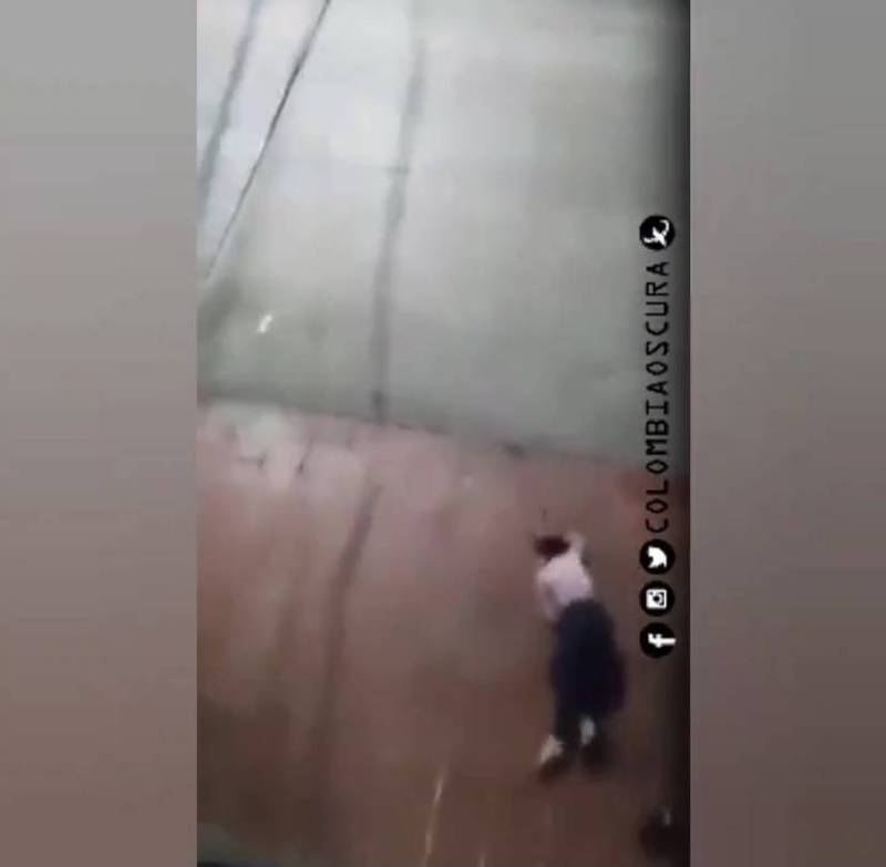 女子跌落至1楼地面。（图取自/Colombia Oscura）(photo:LTN)