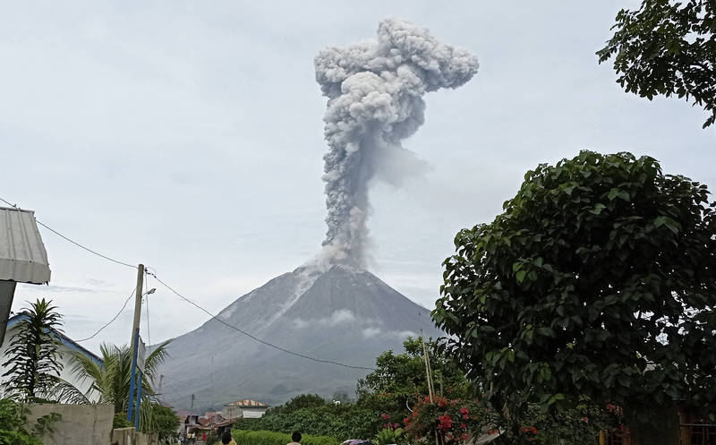 印尼錫納朋火山今日爆發，向天空噴出大量濃煙和火山灰，持續約12分鐘。圖為今年5月噴發景象。（美聯社）