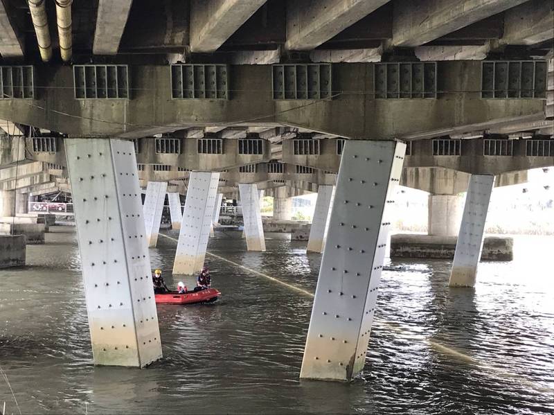 台北市士林區百齡橋下,今日驚傳一起跳橋案,一對父子開車經過百齡橋時,年約20歲的兒子突然開車門就往橋下跳。(記者鄭景議翻攝) 台北市士林區百齡橋下,今日驚傳一起跳橋案,一對父子開車經過百齡橋時,年約20歲的兒子突然開車門就往橋下跳。(記者鄭景議翻攝)