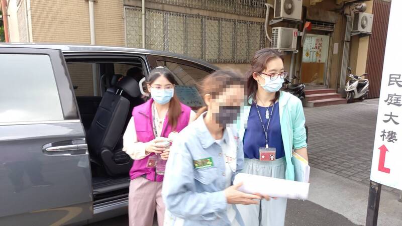 蔡姓女子欠稅109萬餘元,執行期間再過4個月就屆滿,法務部行政執行署新北分署承辦行政執行官不死心,積極調查管收具體事證,昨聲請管收蔡女,法院開庭前夕,蔡女之女緊急籌款代母繳清欠稅,新北分署人員清點無誤後當場釋放。(新北分署提供) 蔡姓女子欠稅109萬餘元,執行期間再過4個月就屆滿,法務部行政執行署新北分署承辦行政執行官不死心,積極調查管收具體事證,昨聲請管收蔡女,法院開庭前夕,蔡女之女緊急籌款代母繳清欠稅,新北分署人員清點無誤後當場釋放。(新北分署提供)