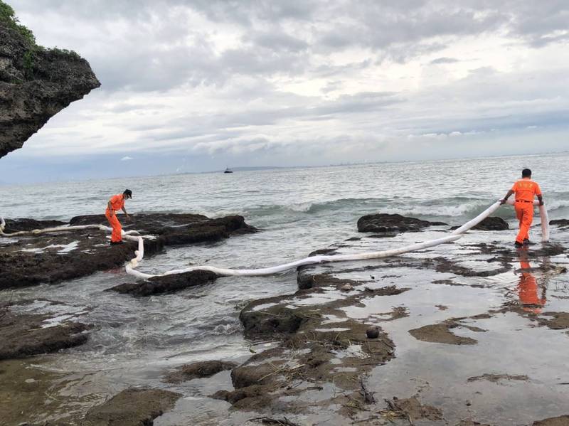 中油油污外洩，入侵小琉球多個漁港及潮間帶，海巡人員第一時間以攔油索進行攔截。（資料照，海洋委員會海洋保育署提供）