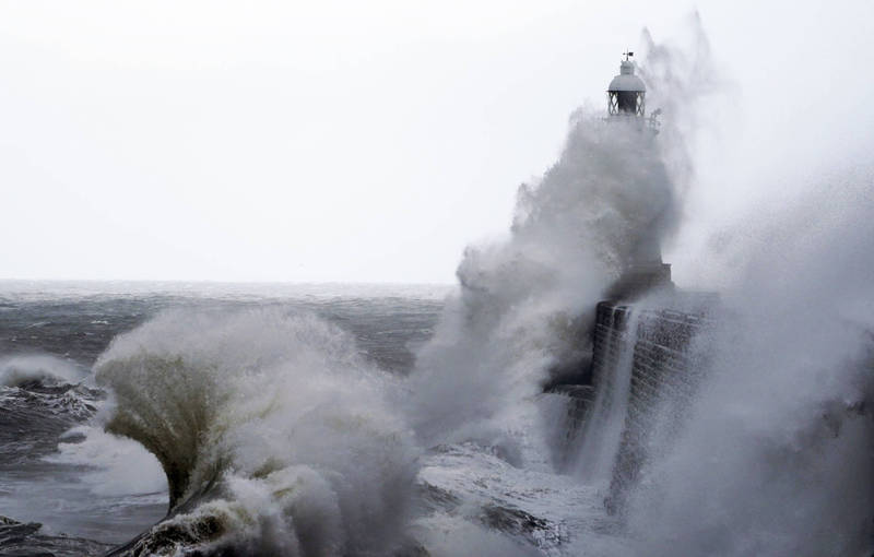 5月間英國一連多日刮風下雨，一波大浪打上英格蘭泰恩茅斯的燈塔。（美聯社檔案照）