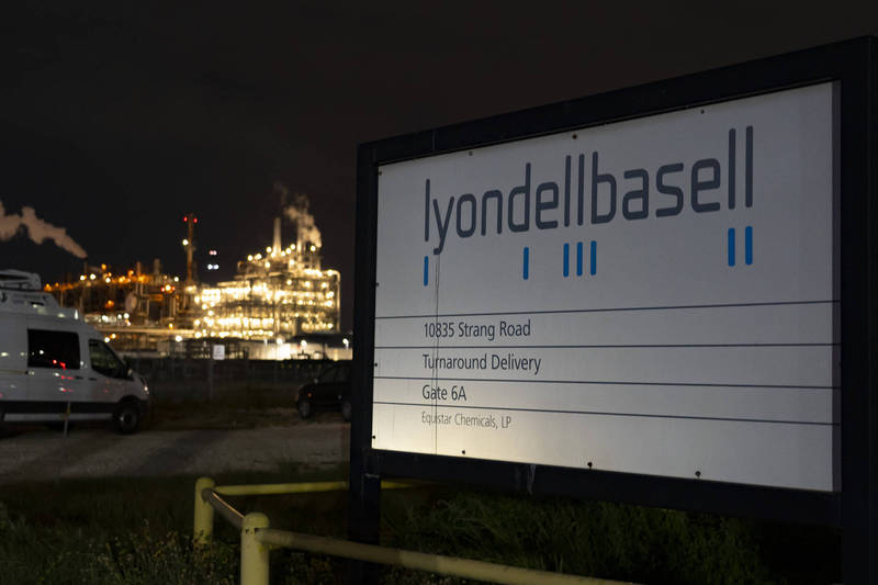 美国德州一间化学工厂「LyondellBasell」于当地时间27日晚间传出外洩事故，据传造成至少2人死亡、30人受伤，并有6人目前尚未能出院。（美联社）(photo:LTN)