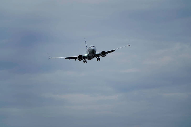 一架美国航空公司班机回报，在洛杉矶国际机场约5000英尺的高空中发现「有人在飞」。示意图。（路透档案照）(photo:LTN)
