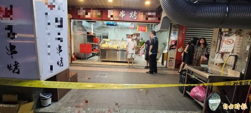 新北新莊一家串烤店發生凶殺命案，吳姓男子到店砍傷前妻，捅死與前妻過從甚密的同事曾男。（記者徐聖倫攝）