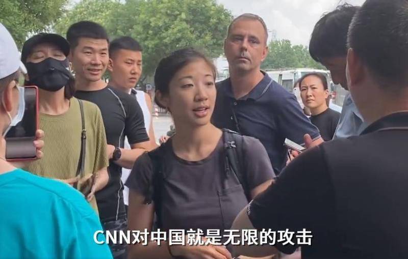 《德国之声》男记者（右4）上週末在河南报导郑州灾情时，遭愤怒的群众当街围堵并逼问其所属媒体。（撷取自微博）(photo:LTN)