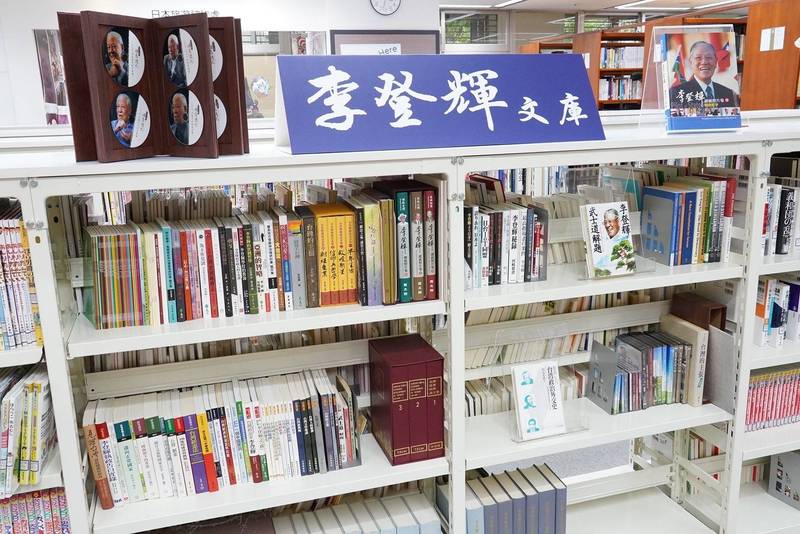 前總統李登輝逝世周年，日本台灣交流協會表示，為感念李登輝對日台關係所做的努力，台北事務所圖書館設置李登輝文庫，提供藏書約100本。（取自日本台灣交流協會臉書）