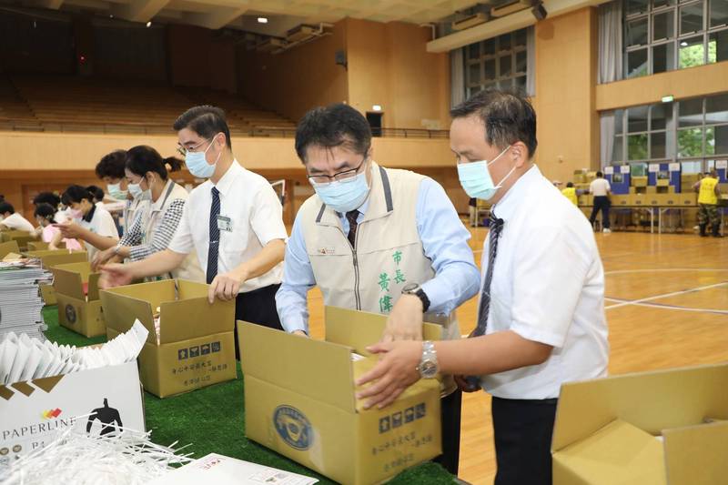 台南市長黃偉哲（右2）今天到慈濟高中協助「安心生活箱」打包。（台南市府提供）