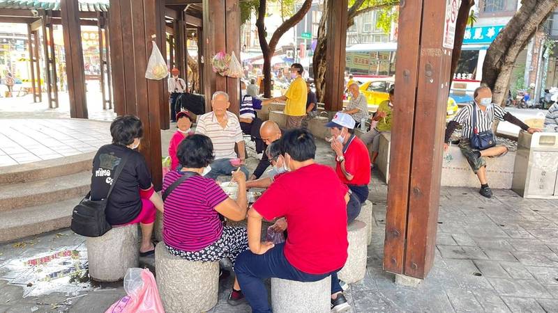 不少長輩在頭份下公園內將口罩撥下，群聚聊天、飲食，經公所人員連續2天宣導配合遵守防疫規定，仍未見成效，公所決定再度封閉下公園。（圖由頭份市公所提供）