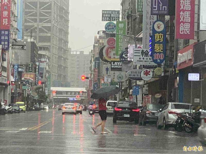 高雄市受西南風影響，雨勢不斷。（記者黃旭磊攝）