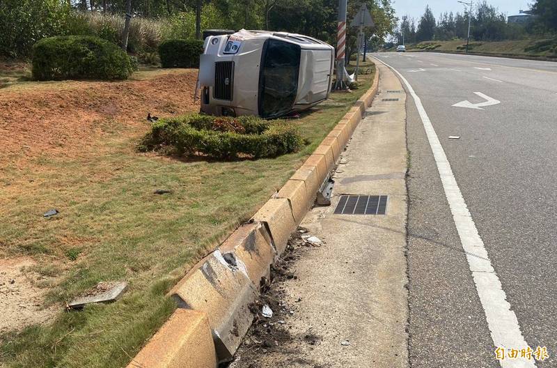 金門一名女駕駛疑閃車不及撞路沿石，車輛翻轉後側停路旁。（記者吳正庭攝）