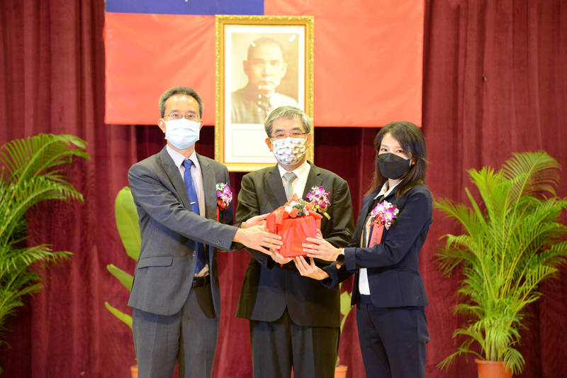 花蓮縣國立光復商工新任校長李秋嫺（右），從教育部次長蔡清華（中）手中接過印信。（草屯商工提供）