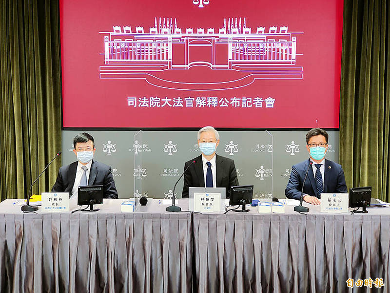 Judicial Yuan Secretary-General Lin Hui-huang, center, announces Constitutional Interpretation No. 806 at a news conference in Taipei yesterday.
Photo: Wu Cheng-feng, Taipei Times