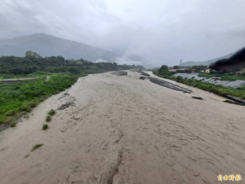 六龜大橋下水流湍急。（記者黃旭磊攝）