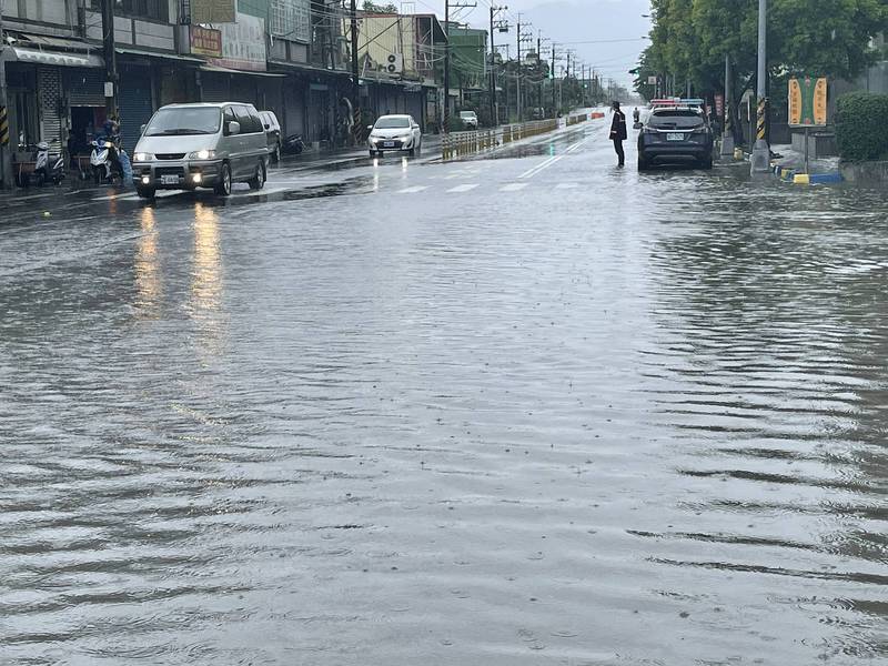 屏縣大仁科大前積水。（圖由屏東縣里港警分局提供）