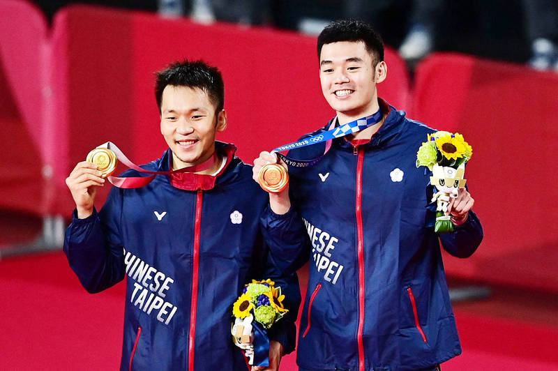 Taiwan’s Lee Yang, left, and Wang Chi-lin pose with their men’s doubles badminton gold medals at a ceremony at the Musashino Forest Sports Plaza in Tokyo yesterday.
Photo: AFP Taiwan’s Lee Yang, left, and Wang Chi-lin pose with their men’s doubles badminton gold medals at a ceremony at the Musashino Forest Sports Plaza in Tokyo yesterday.
Photo: AFP