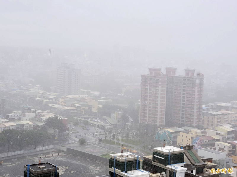 豪雨不斷，高雄市政府今晚宣布8月1日停班停課，原定8月1日進行的疫苗接種也暫停。（記者陳文嬋攝）