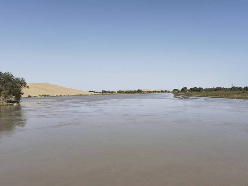 中國新疆維吾爾自治區塔克拉瑪干沙漠，近日受到洪水侵襲，遼闊沙漠有300多平方公里變成汪洋一片。（圖取自微博）