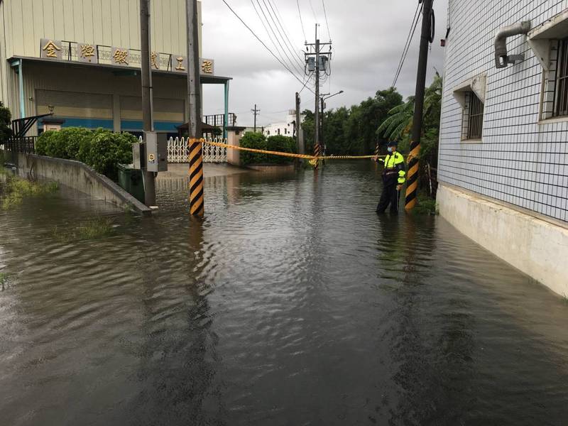 南市三分局警方封鎖淹水路段。（圖：警方提供）