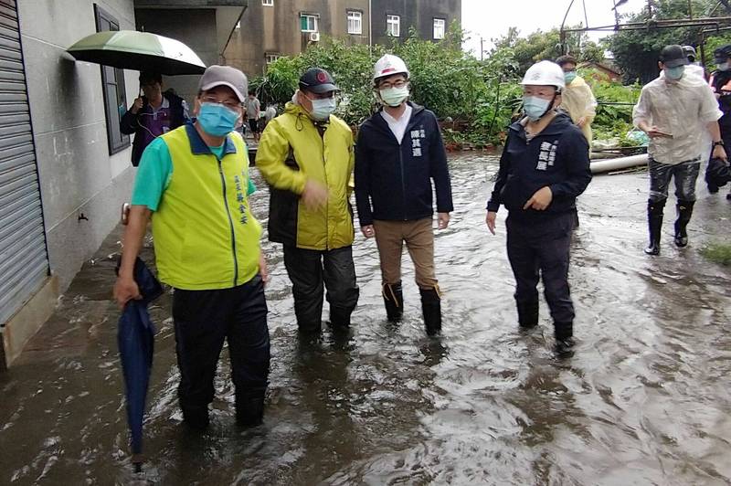 高雄市長陳其邁今到永安新港里勘災。（市府提供）