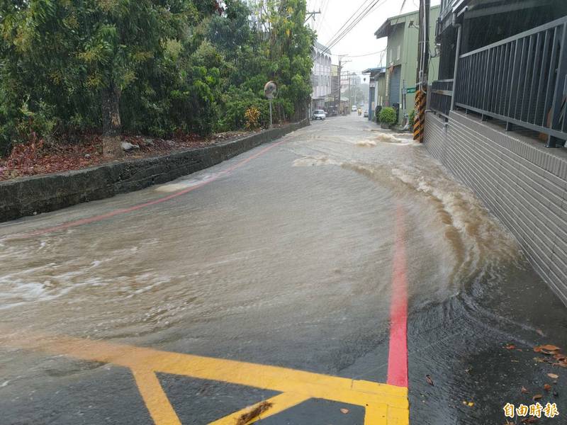 社頭鄉協和村山腳路四段252巷因上游整治關係,沈砂池無法發揮作用,雨水夾帶泥沙沖下山腳路。(記者陳冠備攝) 社頭鄉協和村山腳路四段252巷因上游整治關係,沈砂池無法發揮作用,雨水夾帶泥沙沖下山腳路。(記者陳冠備攝)