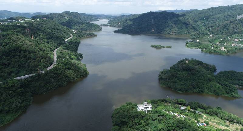 鯉魚潭水庫在接連三波梅雨和颱風帶來降雨下，終於在上月27日重新達滿水位，蓄水率100%，重現湖光山色美景。（記者陳建志翻攝）