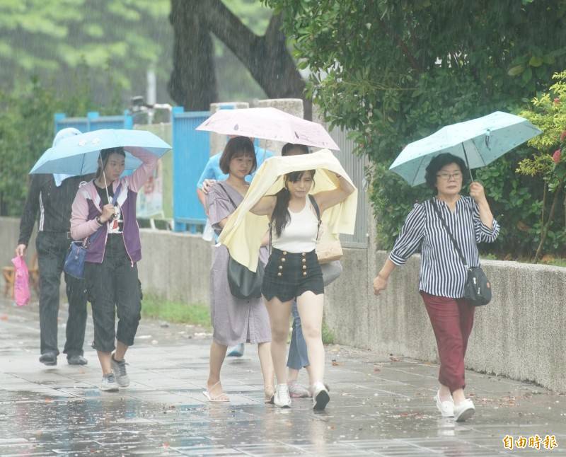 西南氣流及低壓帶影響，全台多地今日降下大雨。（資料照）