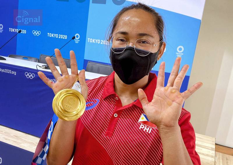 東京奧運女子舉重55公斤級金牌得主菲律賓狄亞茲（見圖）賽後受訪時展示苦練下長滿繭的雙手，這也是菲律賓史上首面奧運金牌。（圖擷取自Twitter @paodelrosario）