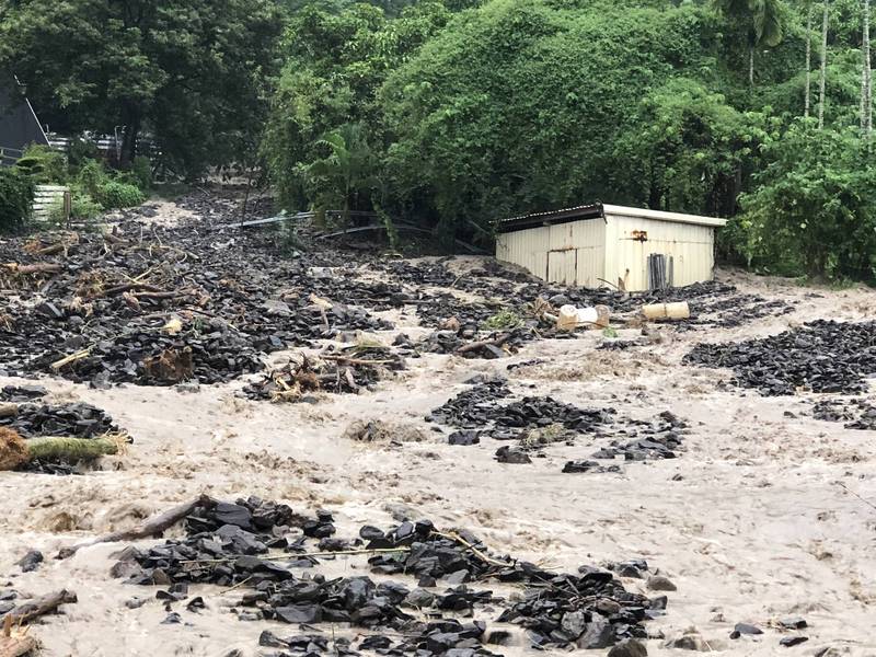 台27線六龜扇平山莊路段因連日豪大雨，導致大量土石坍方，目前道路無法通行。（民眾提供）