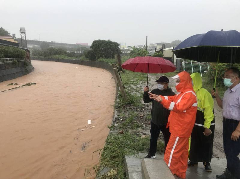 台中強降雨不斷，建設局搶排56件通報。（圖：市府提供）