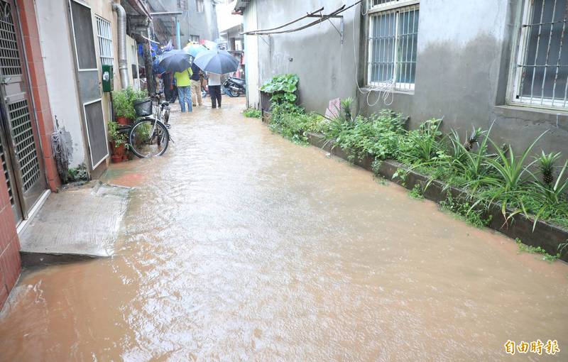 台中下大雨，烏日區成功東路30多戶民宅淹水，馬路也變成小河流。（記者陳建志攝）