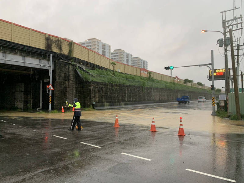 雨勢忽大忽小，台南永康大灣交流道下涵洞因小積水管制，警方也呼籲用路人小心駕駛。（民眾提供）