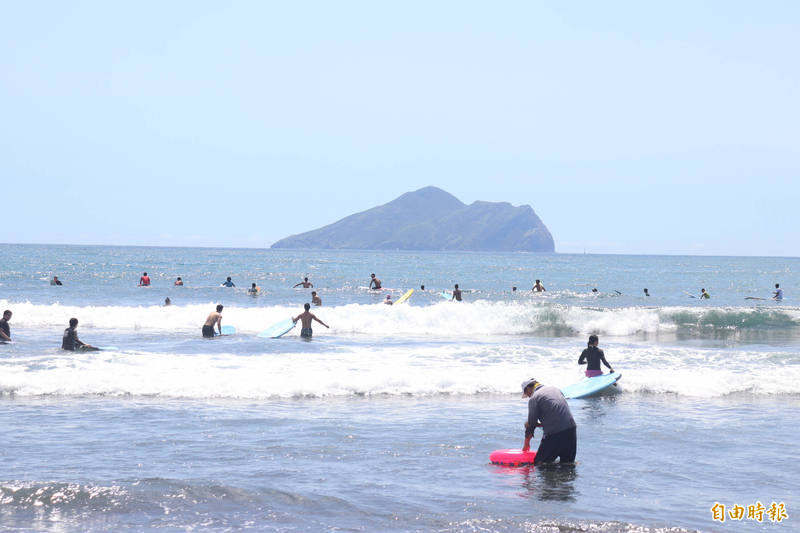 宜蘭縣明起同步開放縣內水域，從事衝浪、水肺潛水、獨木舟與立式划槳等活動，至於游泳、浮潛跟泛舟等活動仍然禁止。（記者林敬倫攝）