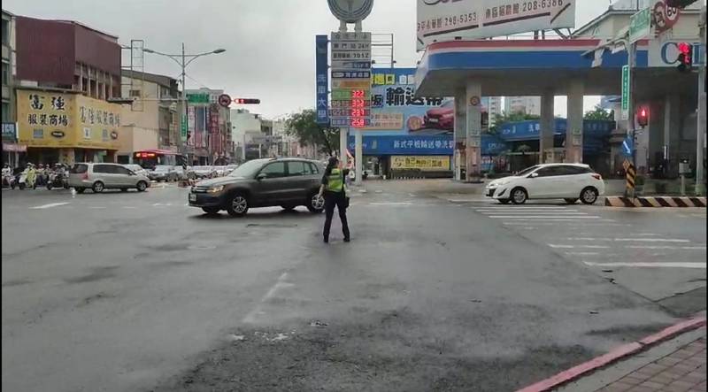警方上路疏導台南易發生交通瓶頸、壅塞的路段（口）。（圖：南市交警大隊提供）