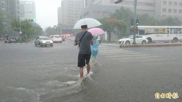 中央氣象局發布豪、大雨特報，提醒防範大雨、雷擊及強陣風。（資料照）