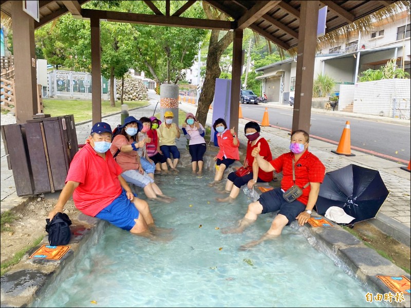 封園2個多月，羅浮泡腳池重新開園開泡，遊客樂得泡腳舒壓。（記者李容萍攝）