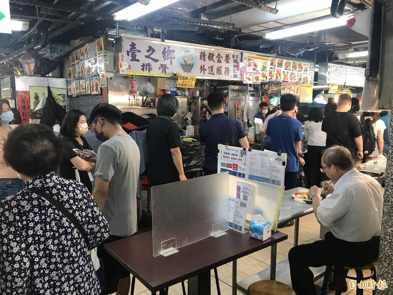 台北市市場也開放內用，中午已有排隊潮。（記者蔡思培攝）