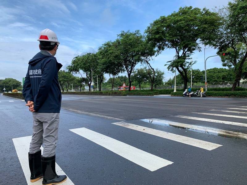 前鎮區凱旋四路與瑞田路口塌陷路段，經連夜回填，今天清晨5點半開放通行。（取自林欽榮臉書）