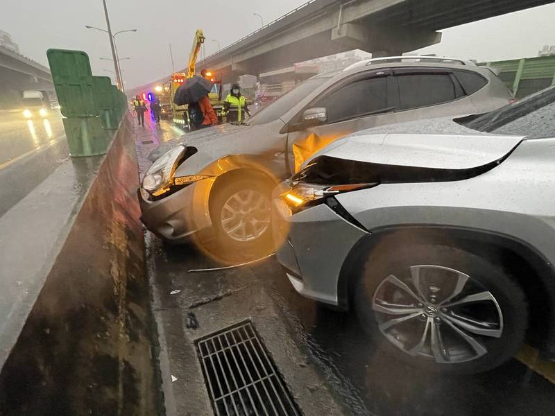 國道1號因雨成了「彈珠台」，3車連環撞。（記者徐聖倫翻攝）