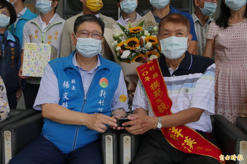 新竹縣芎林鄉85歲黃祥漢（右）警職38年，退休後在社區義務推廣太極拳；縣長楊文科（左）感佩他不僅教養子女有成，迄今仍熱心為民服務，能夠獲選模範父親，實至名歸。 （記者廖雪茹攝）