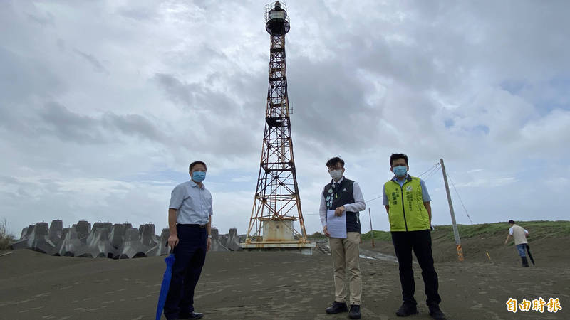 位於台灣本島極西的七股國聖港燈塔，連接的防汛道路都被飛沙淹沒，立委郭國文（中）邀集相關單位會勘，發展觀光。（記者楊金城攝）