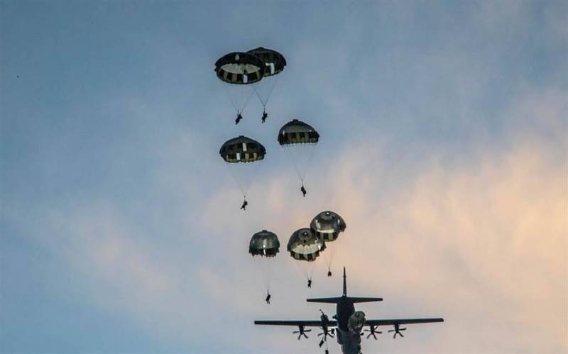 美国陆军王牌的第82空降师以及日本陆上自卫队第一特种空降团，参加了「太平洋骑兵-21」空降演习，这是日本陆上自卫队首次登临关岛参与演习。由美军的一架C-130J运输机运送100名日本自卫队员至关岛空降，历时5个小时。（图取自美国陆军官网）(photo:LTN)