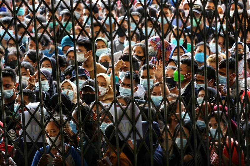 印尼北苏门答腊省棉兰市民众3日排队等待接种武汉肺炎疫苗。（路透）(photo:LTN)