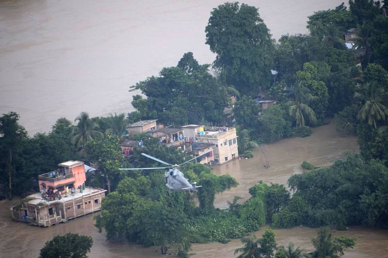 孟加拉遭受勐烈的季风雨侵袭，雷雨不断，洪水成灾，一个小镇举行婚礼时也惨遭雷击，造成16人死亡。（欧新社）(photo:LTN)