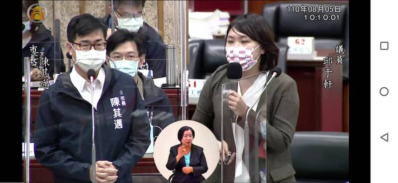 國民黨高市議員邱于軒今質詢鎖定防疫相關議題。（記者王榮祥翻攝）