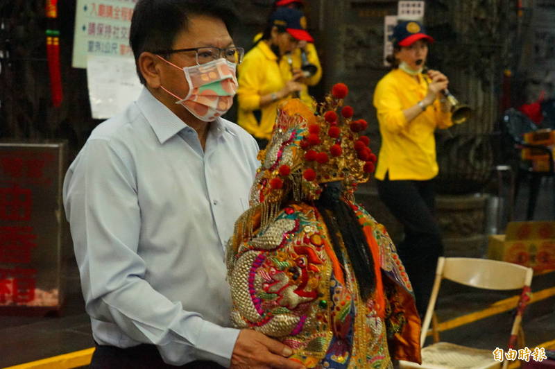 東港東隆宮舉辦抗瘟佑民活動，屏東縣長潘孟安請出溫王爺金身坐鎮拜亭並向上蒼祈福。（記者陳彥廷攝）