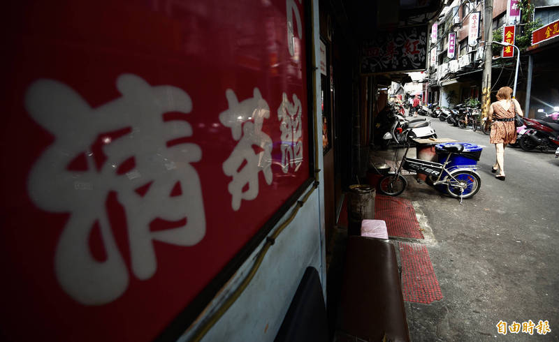 北市府研議讓萬華茶室9月復業，衛生局表示阿公店若供餐須符食安規定，違規最重可罰2億元。（資料照，記者羅沛德攝）